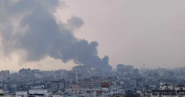 ইসলামবাগে প্লাস্টিকের গোডাউনে আগুন